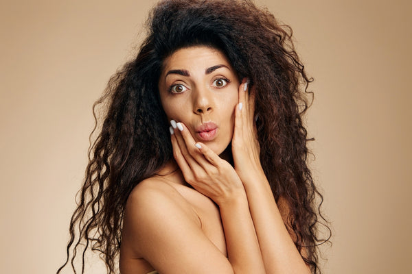 كيف يمكنني إزالة التسمير الذاتي الزائد من بشرتي؟