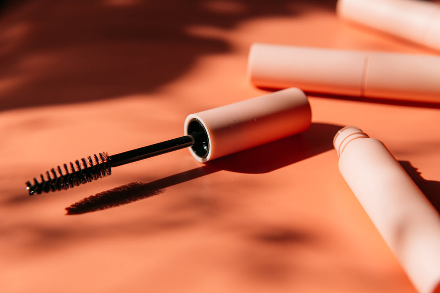 How to use eyelash mascara? 