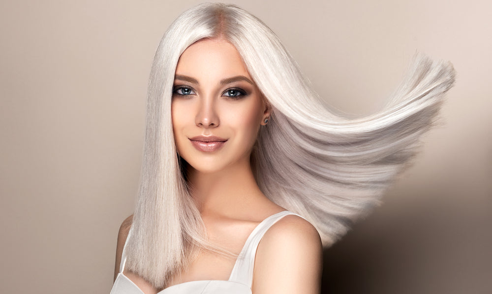 Quelle couleur de sourcils adopter avec des cheveux blancs ?