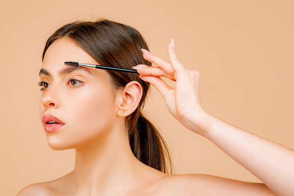 Wie hält man Augenbrauen dicht und schön geformt?