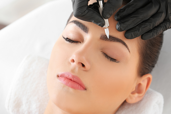 ¿Cómo se redibujan las cejas con agujeros?