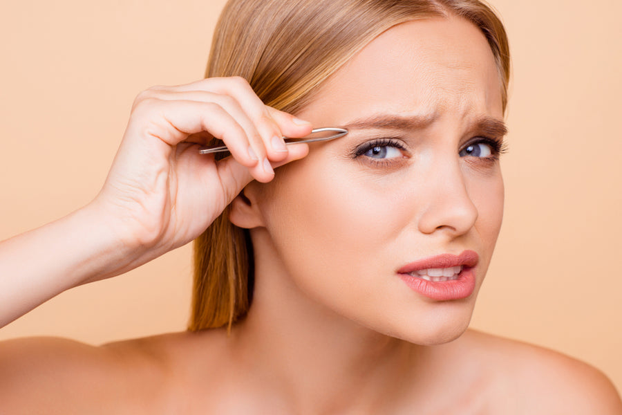 ¿Cómo se depila uno mismo las cejas?